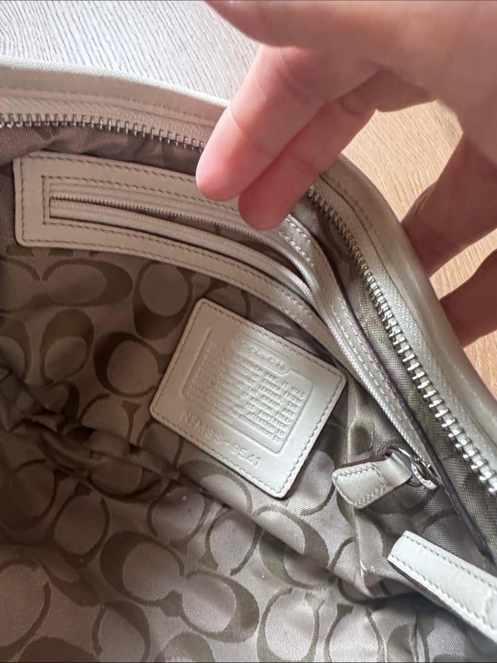 Coach 9541 small cream leather shoulder purse. Good condition. 90’s vintage. - Picture 7 of 10